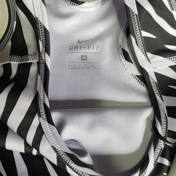 Nike Swoosh Icon Clash Sports Bra - Picture 4 of 4